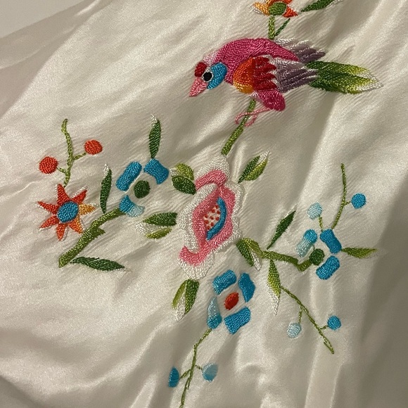 Hand embroidered robe - Picture 3 of 6
